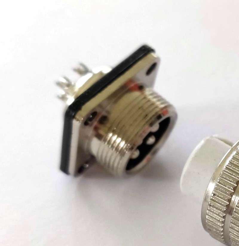 Side view of the male round threaded spindle connector