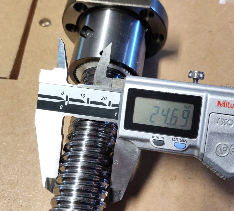 Measurement of the diameter of the ball screw at 24.69mm